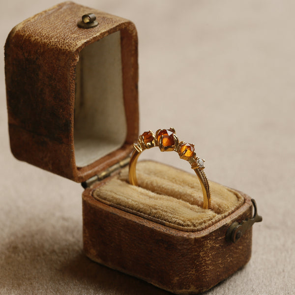 Anillo de granate naranja mandarina: Elegancia de piedra preciosa vintage con un diseño abierto ajustable 