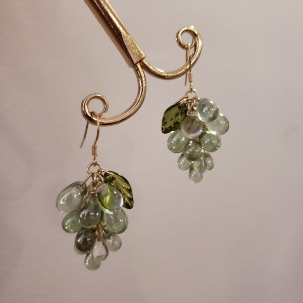 Pendientes de uva hechos a mano, Pendientes de aro de oro con encanto, Pendientes de perno, Joyería hecha a mano, Pendientes únicos, Regalo único