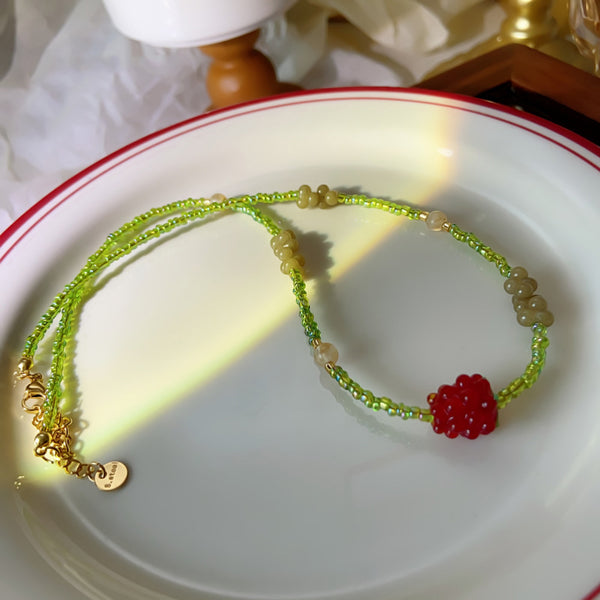 Collar de piedra natural con cuentas de arroz verde oliva glaseado de frambuesa y dulzura femenina francesa